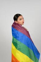 mooi vrouw lgbq houding met muli-kleur vlag foto