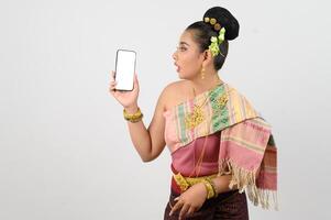jong mooi vrouw jurk omhoog in Thais noordelijk regio houding met smartphone foto