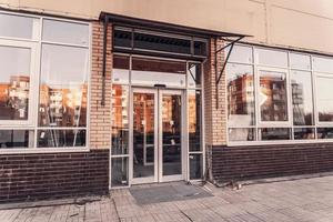 vervanging van dubbel glas ramen in winkel ramen, wederopbouw van de supermarkt facade, reparatie van ramen foto