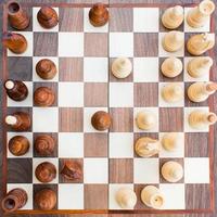 schaak bord met allemaal de figuren foto