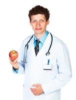 portret van een glimlachen mannetje dokter Holding rood appel Aan wit foto