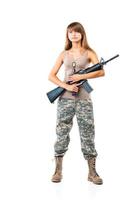 soldaat jong mooi meisje gekleed in een camouflage met een geweer in zijn hand- Aan wit foto