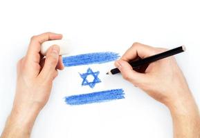 man's handen met potlood trekt vlag van Israël Aan wit foto