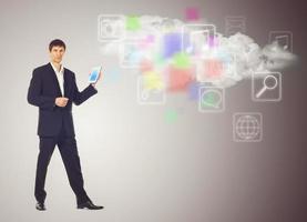 zakenman met tablet en de wolk met toepassingen pictogrammen foto