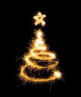 kerstboom gemaakt door sparkler op een zwarte foto