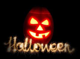 halloween pompoen jack-o-lantern kaars lit en de opschrift halloween sterretjes foto