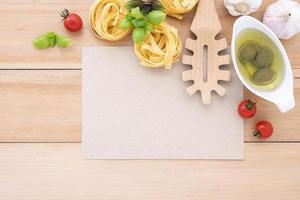 bovenaanzicht van Italiaanse ingrediënten en menu mock-up foto