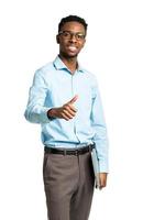 gelukkig Afrikaanse Amerikaans college leerling staand met laptop en vinger omhoog Aan wit foto