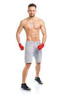atletische aantrekkelijke man met boksbandages op het wit foto