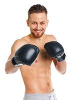 atletisch aantrekkelijk Mens vervelend boksen handschoenen Aan de wit foto