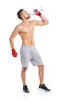 sport aantrekkelijk Mens vervelend boksen verbanden met fles van water Aan de wit foto