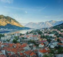 panoramisch top visie van Kotor baai boka kotorska en Kotor stad, Montenegro foto