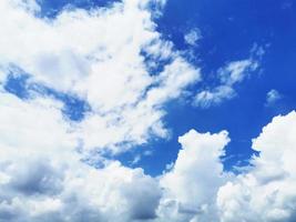 blauwe lucht met witte wolken foto