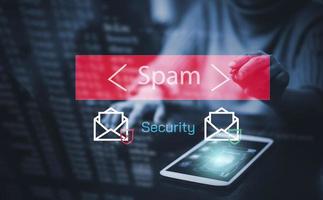 e-mailconcept met laptop spam en virus computermonitor internetbeveiligingsconcept, zakenman die elektronische post leest met een laptop. spam, junk en e-marketing op het scherm, pop-upwaarschuwing voor spam-e-mail. foto