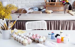 tafel met Pasen gekleurde eieren en verven foto