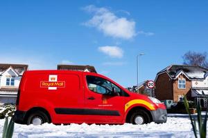 Middelburg, Verenigde koninkrijk - maart 10 2023, koninklijk mail auto met sneeuw aan het bedekken Aan de Aan de weg tegen Doorzichtig blauw lucht Aan zonnig dag winter, brits mail levering busje foto