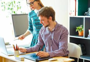 geslaagd jong vrouw en Mens werken van huis foto