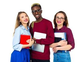 drie gelukkig studenten staand en glimlachen met boeken foto