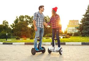 jong paar rijden hoverboard - elektrisch scooter, persoonlijk eco vervoer, gyro scooter, slim balans wiel foto