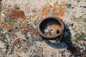 oude bruine ketting in de zeehaven foto