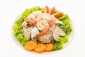 pittige salade met zeevruchtennoedels, Thaise stijl foto