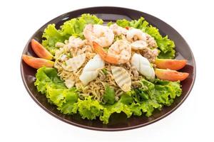 pittige salade met zeevruchtennoedels, Thaise stijl foto