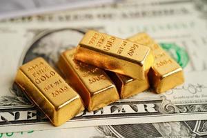 goud bars Aan ons dollar bankbiljet geld, financiën handel investering bedrijf valuta concept. foto