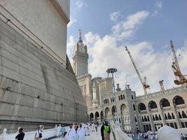 mekka, saudi Arabië, maart 2023 - een mooi dag visie van de mekka klok toren in voorkant van de groots moskee in mekka, saudi Arabië. foto