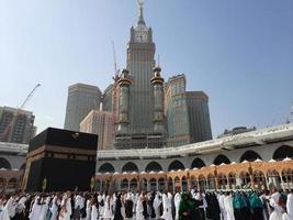 mekka, saudi Arabië, maart 2023 - pelgrims van allemaal over- de wereld zijn het uitvoeren van tawaf in masjid al haram in mekka. foto