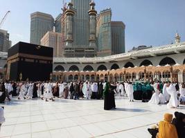 mekka, saudi Arabië, maart 2023 - pelgrims van allemaal over- de wereld zijn het uitvoeren van tawaf in masjid al haram in mekka. foto