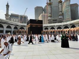 mekka, saudi Arabië, maart 2023 - pelgrims van allemaal over- de wereld zijn het uitvoeren van tawaf in masjid al haram in mekka. foto