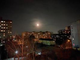 nacht panorama van de stad in de licht van de maan foto