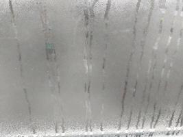 beneveld glas van de verdamping van vochtigheid Aan de balkon foto