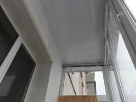 opwarming en bekleding met platen van een balkon in een appartement huis foto