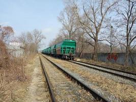 kiev, Oekraïne - maart 11, 2023 spoorweg gelegen in de industrieel zone van de stad foto