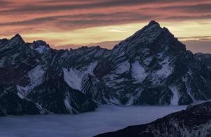 spectaculair keer bekeken van de berg pieken van de dolomieten Alpen in Italië foto