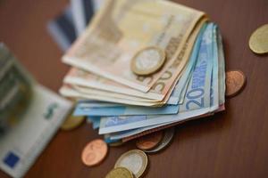 geld euro munten, bankbiljetten en credit kaarten foto