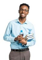 gelukkig Afrikaanse Amerikaans college leerling met boeken en fles van water in zijn handen foto