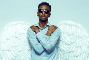Afrikaanse Amerikaans Mens met engel Vleugels in zonnebril foto