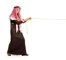 jong Arabisch trekken een touw geïsoleerd Aan wit foto