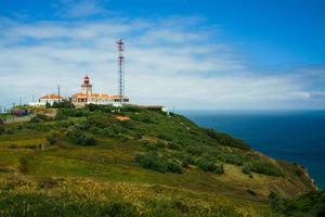 rood vuurtoren Bij kaap cabo da roca, Portugal foto