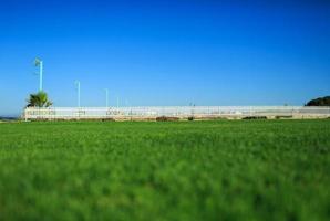 groen gras en wit hek Aan de zee kust foto