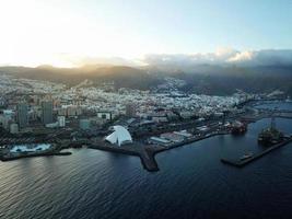 visie van de hoogte van de stad van de kerstman cruz de Tenerife Aan de atlantic kust. tenerife, kanarie eilanden, Spanje foto