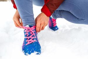 rennen schoenen - vrouw koppelverkoop schoen veters foto