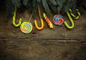 Kerstmis grens met Spar boom takken, pijnboom kegels en snoep riet foto