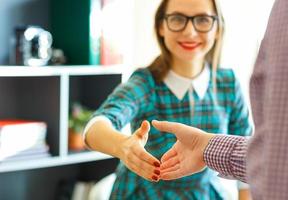 modern bedrijf vrouw met arm uitgebreid naar handdruk foto