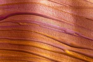 gekleurde achtergrond van gemengd acryl verven van goud en roze kleuren foto