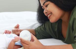 moeder geniet van het voeden van haar pasgeboren zoon foto