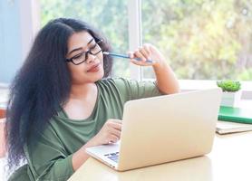 vrouw die thuis op een laptop werkt tijdens covid-19 foto