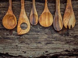 houten gebruiksvoorwerpen op rustiek hout foto